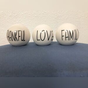 2 Ivory ceramic farmhouse tabletop paper weight‎ decor Love Family Thankful new